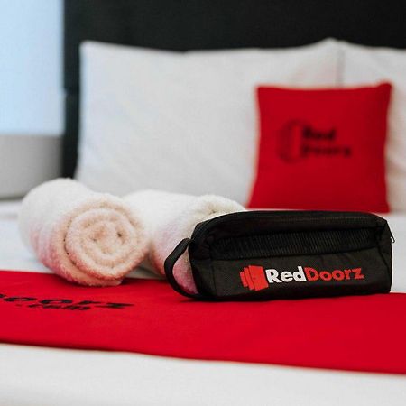 Отель Reddoorz Near Mojokerto Train Station Экстерьер фото