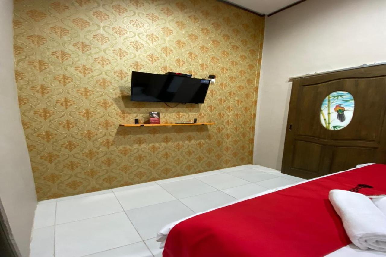 Отель Reddoorz Near Mojokerto Train Station Экстерьер фото