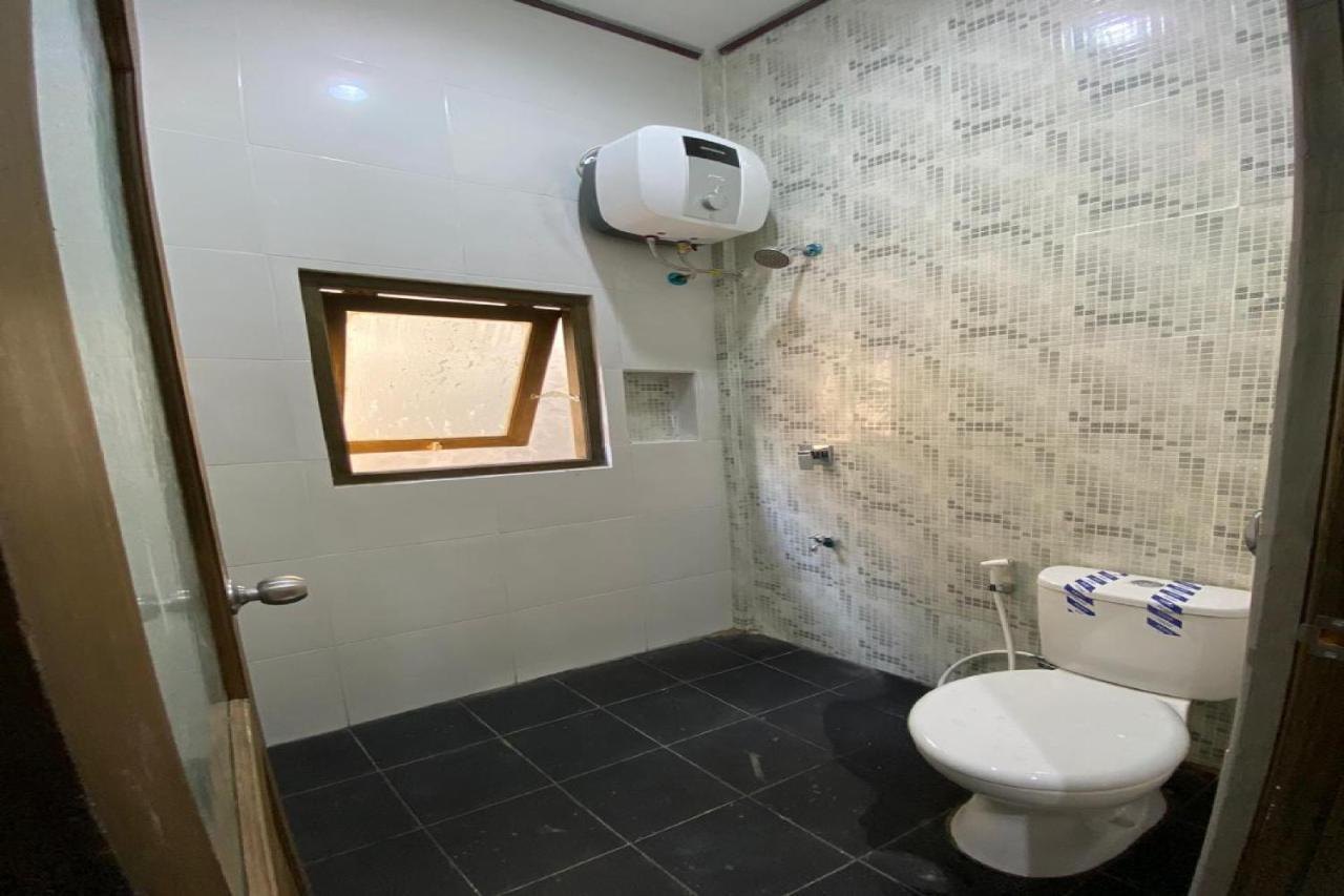 Отель Reddoorz Near Mojokerto Train Station Экстерьер фото